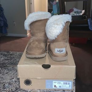 UGG